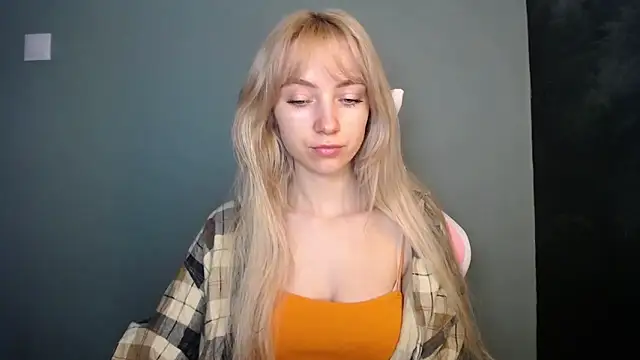 LuciaYoung online show from April 2026 12:30:01 PM