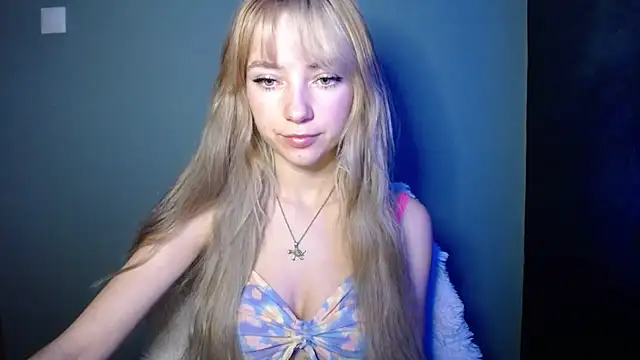 LuciaYoung online show from November 2025 07:56:02 AM