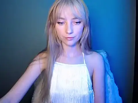 LuciaYoung online show from November 2025 01:11:02 PM