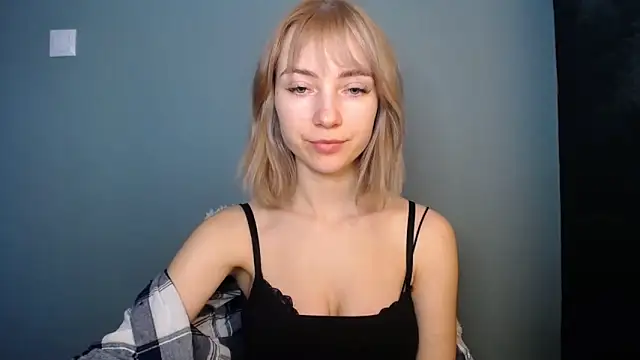 LuciaYoung online show from February 2026 01:21:02 PM