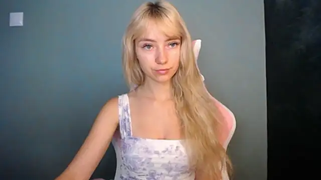 LuciaYoung online show from June 2026 06:40:01 AM