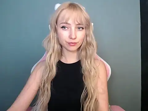 LuciaYoung online show from April 2026 12:33:01 PM