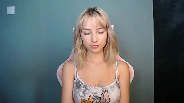 LuciaYoung online show from June 2026 12:21:01 PM