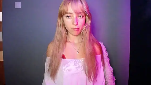 Snapshot of LuciaYoung chatting on September 2025 12:12:02 PM LuciaYoung online show from September 2025 12:12:02 PM