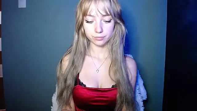 Snapshot of LuciaYoung chatting on October 2025 12:29:02 PM LuciaYoung online show from October 2025 12:29:02 PM