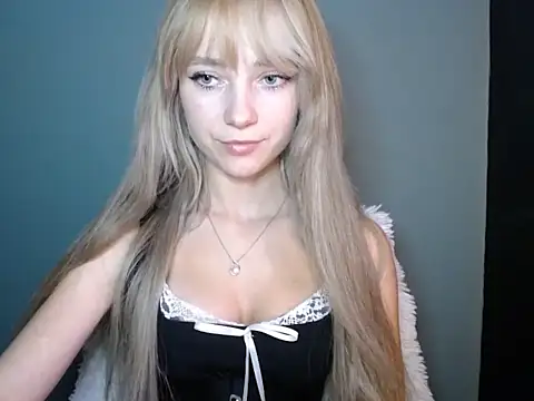 LuciaYoung online show from October 2025 07:35:01 PM