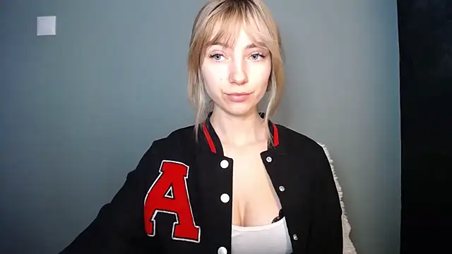 LuciaYoung online show from February 2026 07:41:01 AM