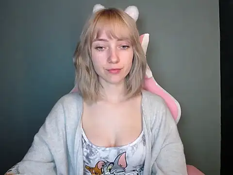 LuciaYoung online show from April 2026 06:10:02 PM