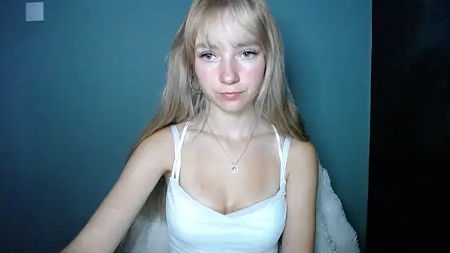 Snapshot of LuciaYoung chatting on September 2025 06:35:01 AM LuciaYoung online show from September 2025 06:35:01 AM