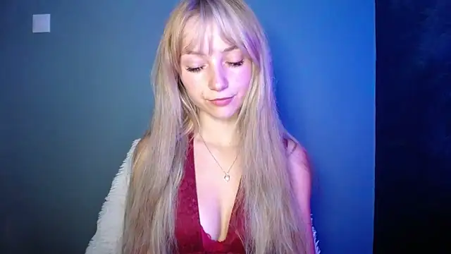 Snapshot of LuciaYoung chatting on September 2025 06:58:02 AM LuciaYoung online show from September 2025 06:58:02 AM