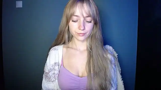 Snapshot of LuciaYoung chatting on October 2025 06:27:01 PM LuciaYoung online show from October 2025 06:27:01 PM