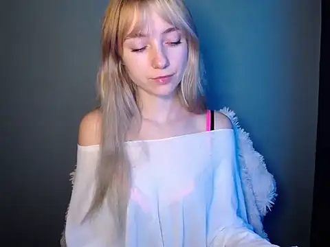 LuciaYoung online show from November 2025 07:51:02 AM