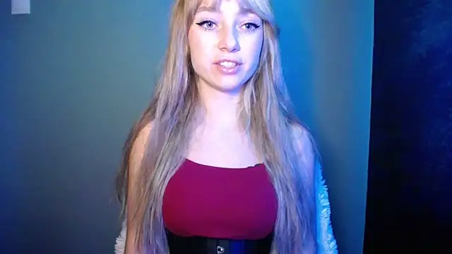Snapshot of LuciaYoung chatting on October 2025 06:28:02 PM LuciaYoung online show from October 2025 06:28:02 PM