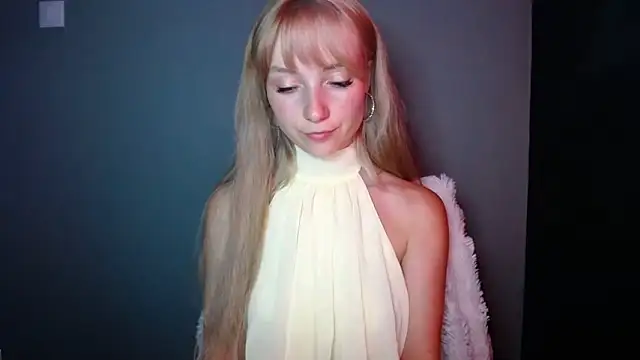Snapshot of LuciaYoung chatting on September 2025 02:27:01 PM LuciaYoung online show from September 2025 02:27:01 PM