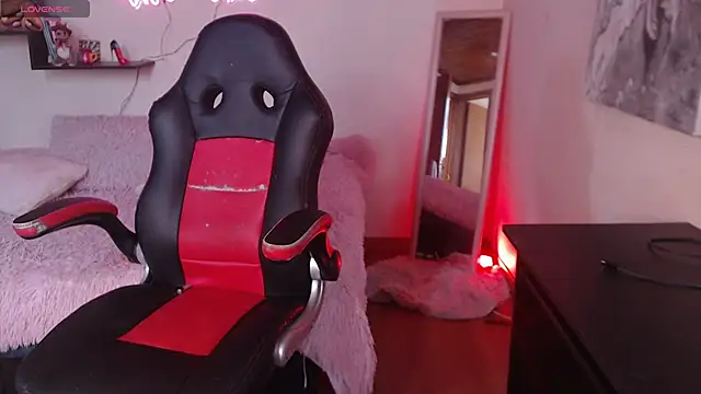 Snapshot of MissDennise chatting on September 2025 06:03:01 PM MissDennise online show from September 2025 06:03:01 PM