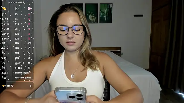 Snapshot of ThreeshaWhite chatting on May 2026 05:37:02 AM ThreeshaWhite online show from May 2026 05:37:02 AM