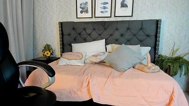 emma  smith1 online show from February 2025 06:32:02 PM