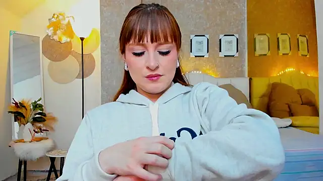 Snapshot of HalaanaTendeer chatting on September 2025 12:00:02 PM HalaanaTendeer online show from September 2025 12:00:02 PM