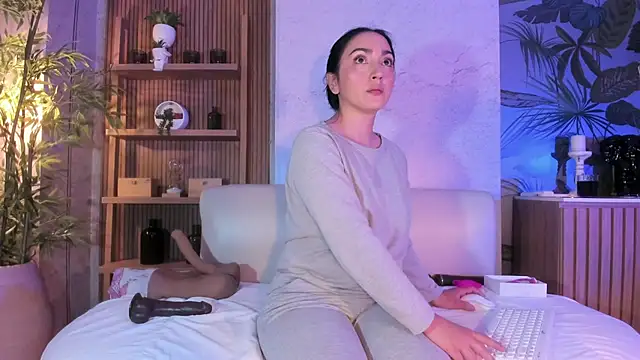 LIAH IZUMI online show from February 2026 12:58:01 PM