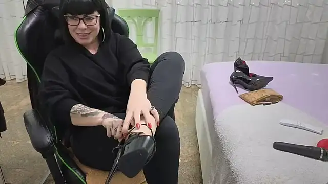   Nina online show from December 2025 01:13:02 PM