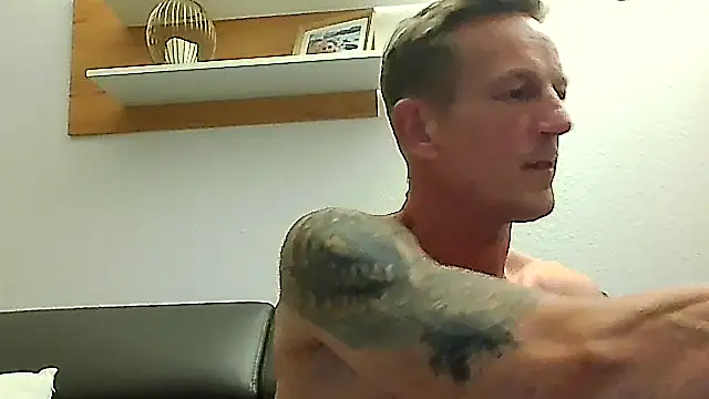 Snapshot of dirks71 chatting on April 2026 09:07:01 PM dirks71 online show from April 2026 09:07:01 PM