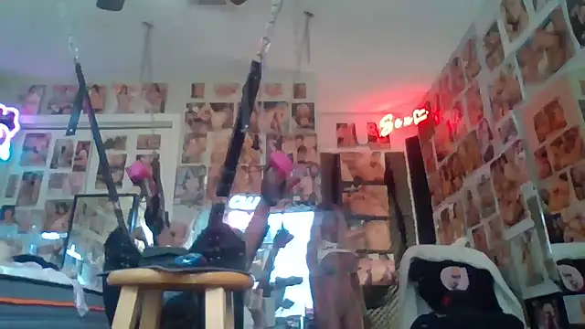 luvs2cumm69 online show from April 2026 05:25:01 PM