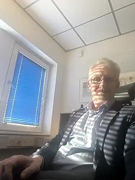 Snapshot of tom-swede chatting on March 2025 04:01:01 PM tom-swede online show from March 2025 04:01:01 PM