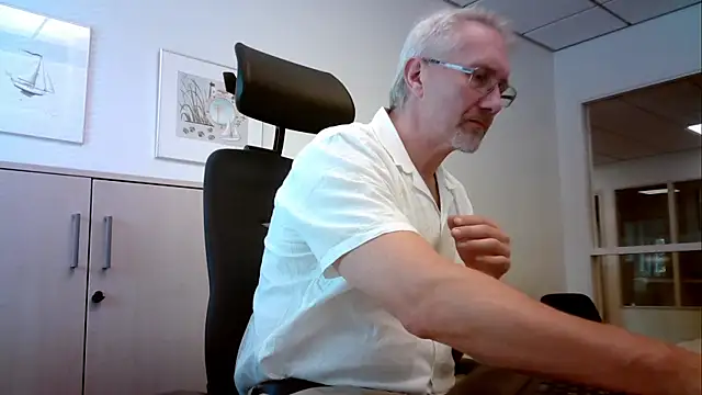 Snapshot of tom-swede chatting on July 2026 11:40:01 AM tom-swede online show from July 2026 11:40:01 AM