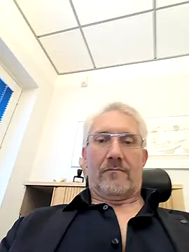 Snapshot of tom-swede chatting on October 2025 03:23:01 PM tom-swede online show from October 2025 03:23:01 PM