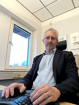 Snapshot of tom-swede chatting on October 2025 03:24:01 PM tom-swede online show from October 2025 03:24:01 PM