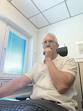 Snapshot of tom-swede chatting on July 2026 10:27:01 AM tom-swede online show from July 2026 10:27:01 AM