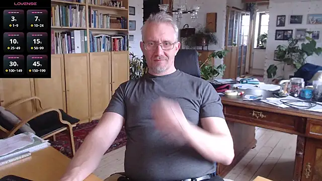 Snapshot of tom-swede chatting on February 2025 02:02:02 PM tom-swede online show from February 2025 02:02:02 PM