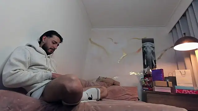 Snapshot of enzo_herrera01 chatting on December 2025 01:06:02 AM enzo herrera01 online show from December 2025 01:06:02 AM