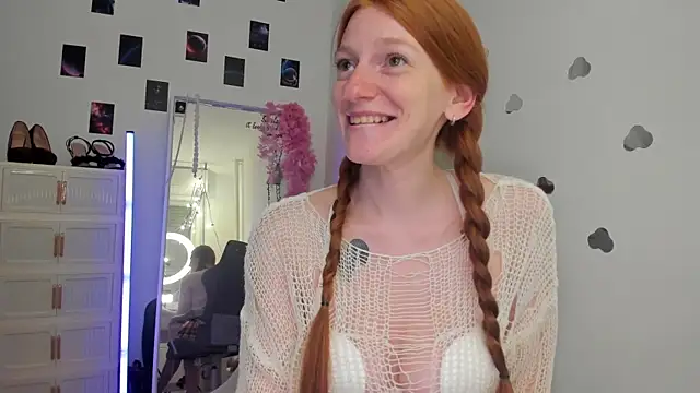 Aliceginger99 online show from May 2026 01:29:01 PM