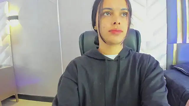 ChloeHarper  online show from April 2026 11:39:01 AM