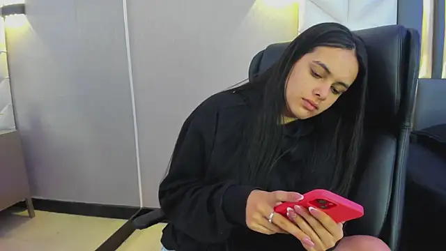 ChloeHarper  online show from April 2026 12:01:01 PM