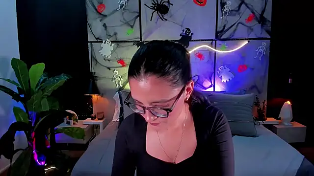 Gia Mazzon online show from October 2025 09:01:01 PM