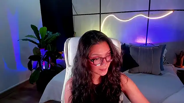 Gia Mazzon online show from November 2025 04:10:01 PM