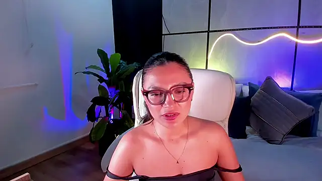 Gia Mazzon online show from November 2025 05:50:01 PM