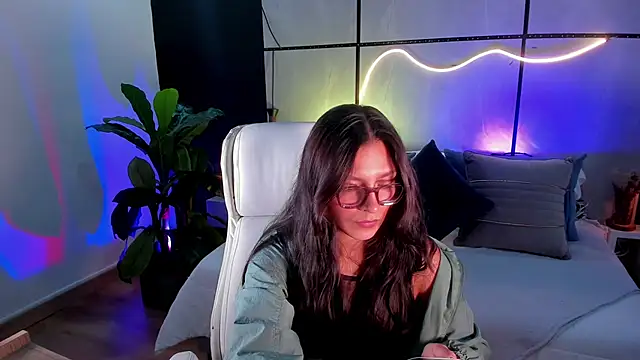 Gia Mazzon online show from November 2025 05:57:01 PM