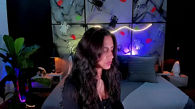 Gia Mazzon online show from October 2025 05:03:01 PM