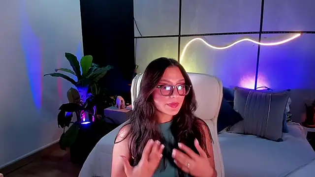 Gia Mazzon online show from November 2025 06:30:02 PM