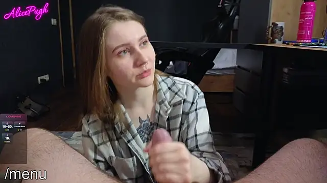 Snapshot of alicepugh chatting on January 2025 05:23:02 PM alicepugh online show from January 2025 05:23:02 PM