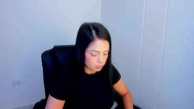 dominique21  online show from February 2026 11:15:02 PM