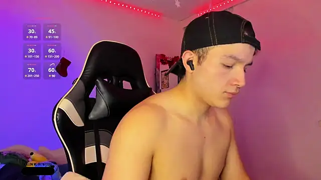 Snapshot of AustinSummerr chatting on December 2024 12:46:02 PM AustinSummerr online show from December 2024 12:46:02 PM