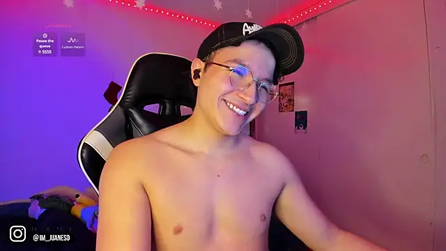 Snapshot of AustinSummerr chatting on December 2024 03:53:02 PM AustinSummerr online show from December 2024 03:53:02 PM