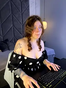 SophiePure online show from October 2025 08:50:01 PM