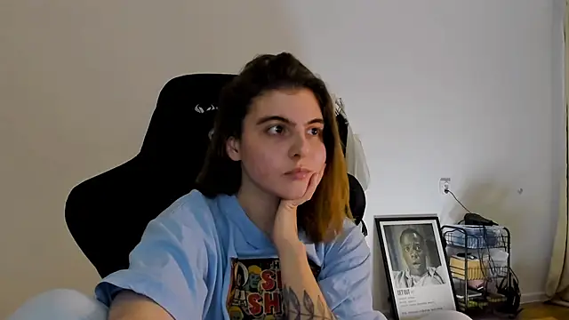 Snapshot of emmamurrr chatting on December 2024 06:11:02 PM emmamurrr online show from December 2024 06:11:02 PM