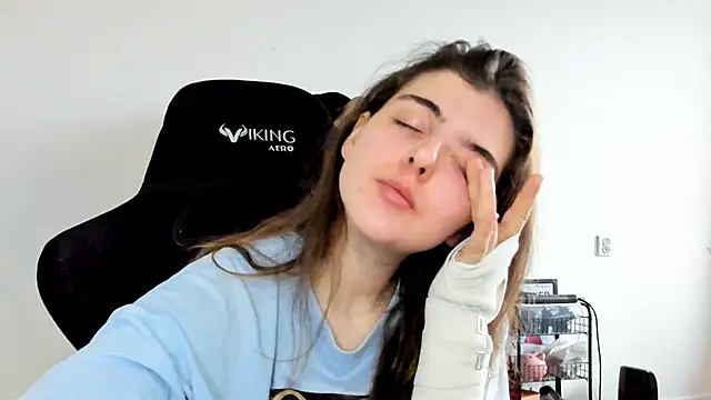 Snapshot of emmamurrr chatting on December 2025 09:43:01 AM emmamurrr online show from December 2025 09:43:01 AM