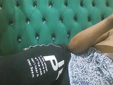 Snapshot of Sexy_Riri chatting on December 2025 01:05:01 AM Sexy Riri online show from December 2025 01:05:01 AM